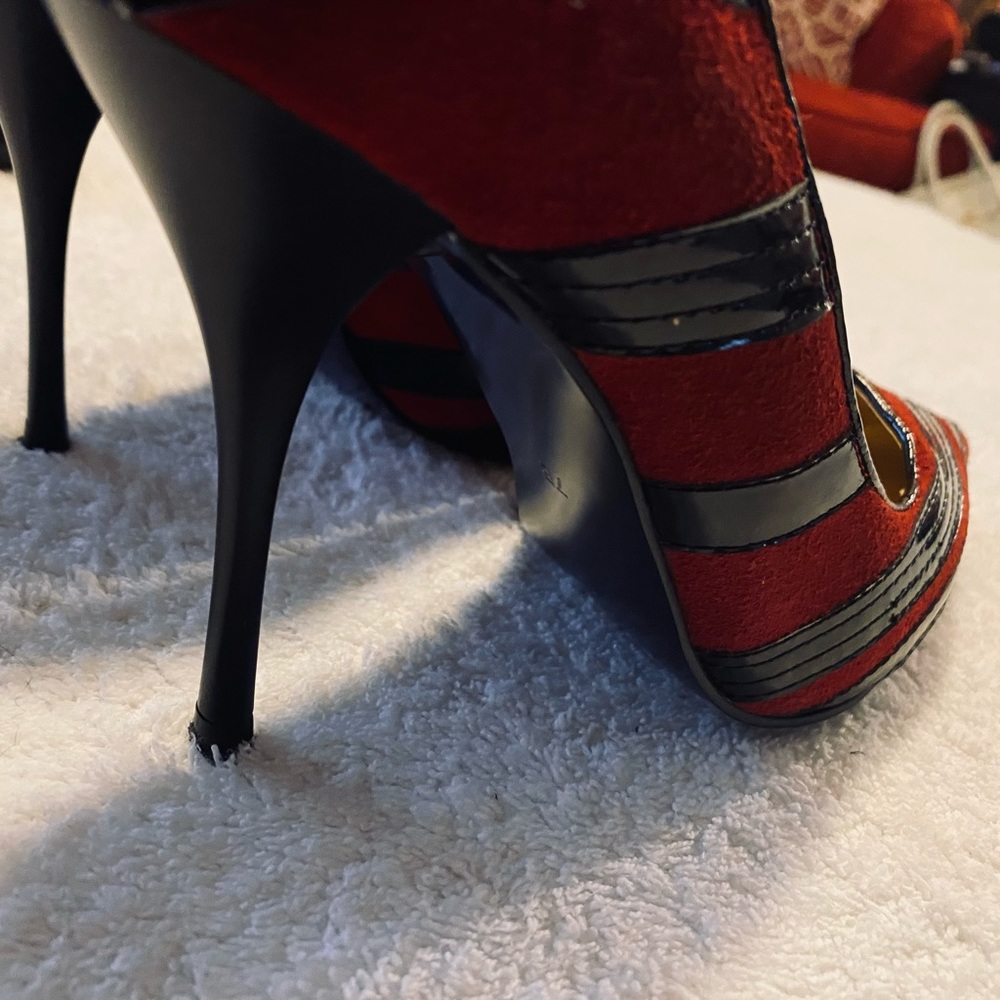 Almost Brand New Vintage Heels By LUICHINY - Heel Height Is 4 Inches - box 31 - Picture 6 of 8